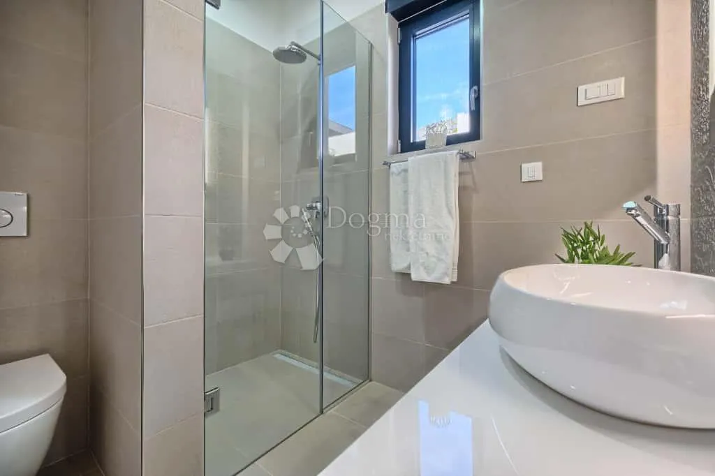 vila s bazenom u strožancu - slika 16