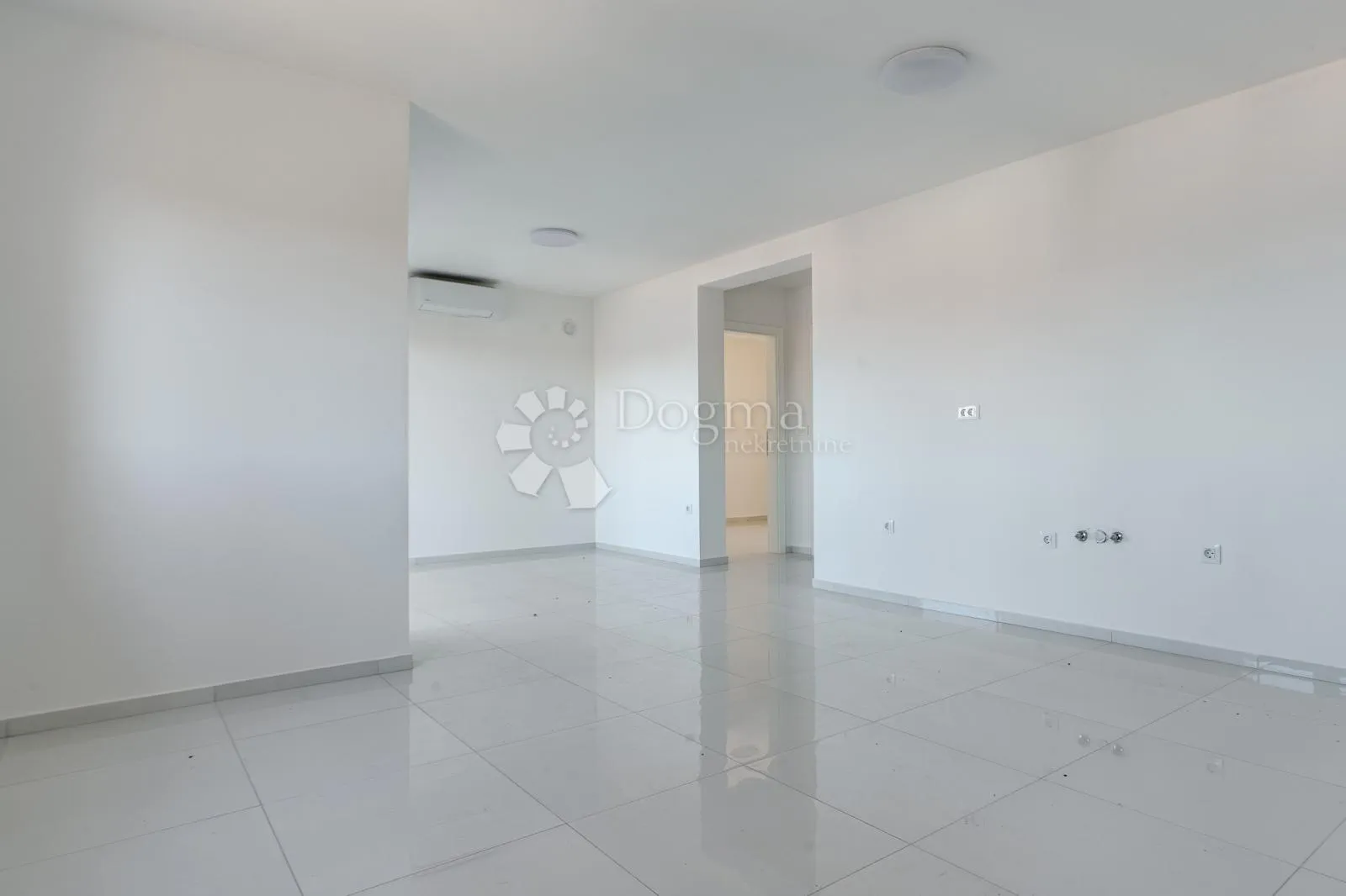 prekrasan veliki apartman u blizini mora - slika 3