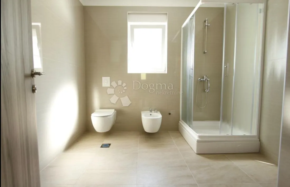 vodice - dvoetažni stan na 1. katu 130 m2 - slika 5