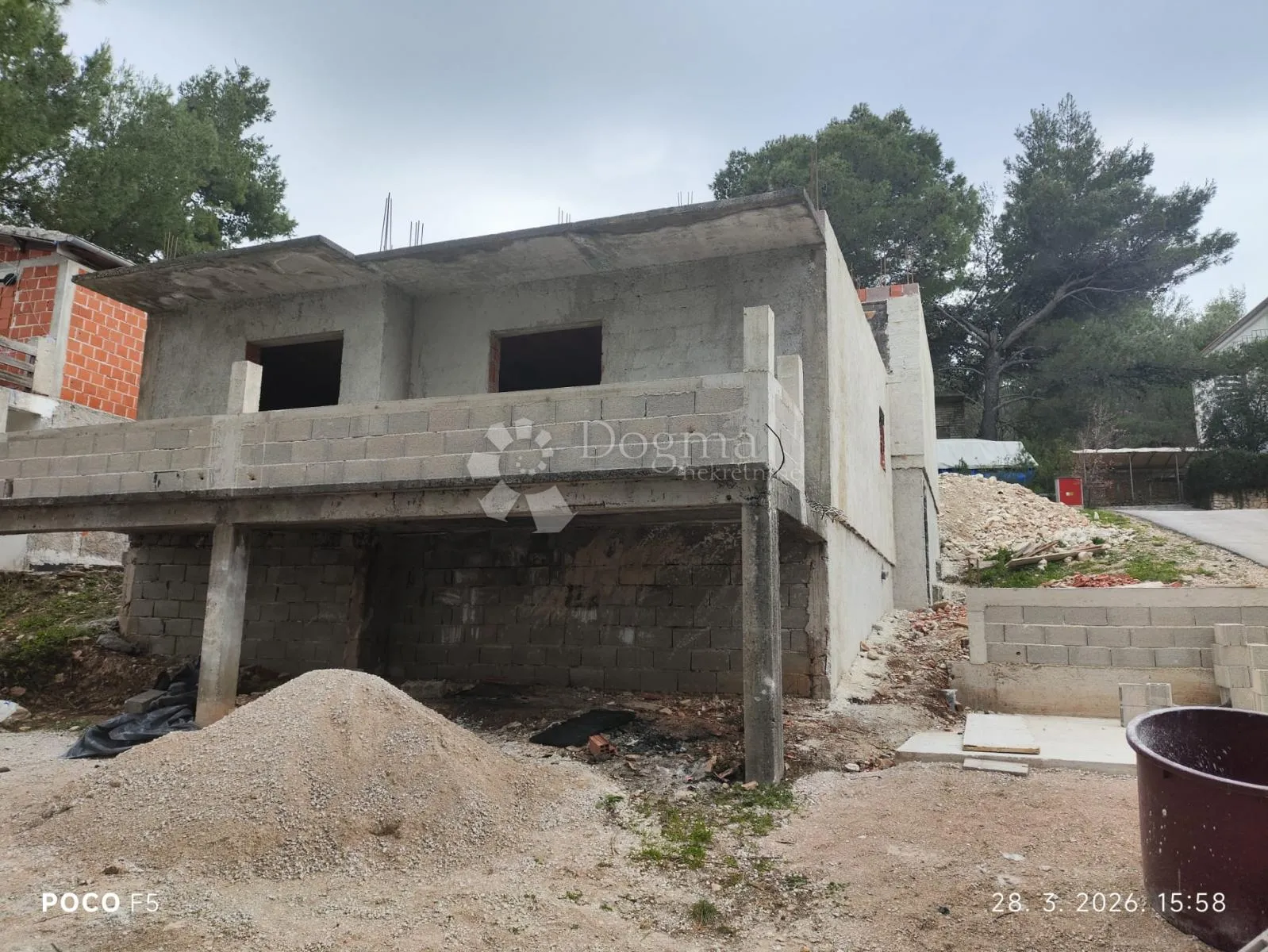 Rijetka prilika - Donji Karin, kuća u roh-bau fazi, 150 m od mora, mirno vikend naselje - Donji Karin, Benkovac