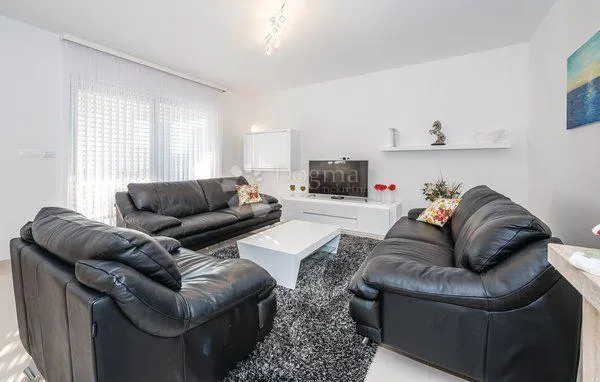 stivašnica- villa s bazenom na top lokaciji - slika 14