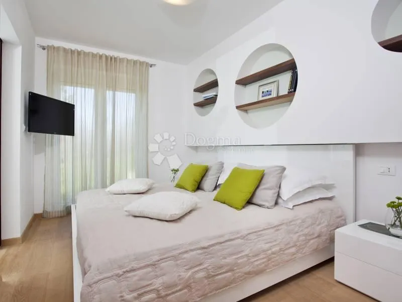 prekrasna villa s bazenom sa prostranom okućnicom od čak 4260m2 - slika 8