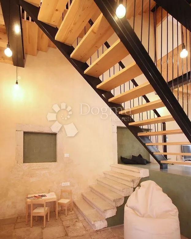 villa i dependanca sa bazenom i okućnicom - slika 3
