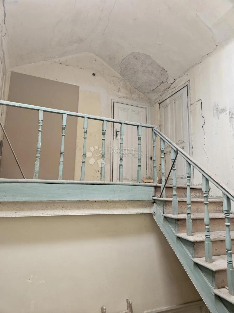 stan za renovaciju prvi red do mora! - slika 13