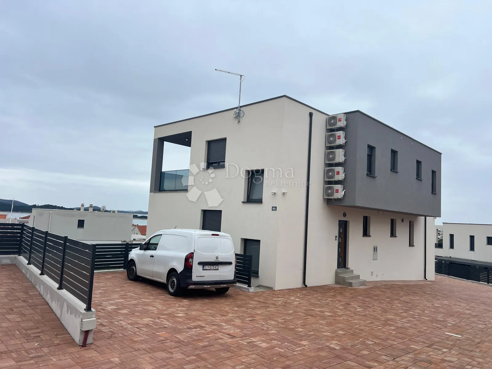 vodice - luksuzna dvojna kuća sa bazenom i pogledom s2 - slika 5