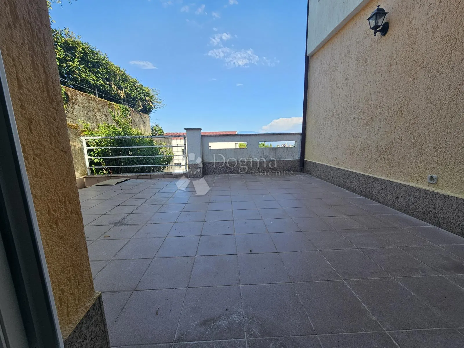 novo u ponudi! apartman njivice! - slika 1