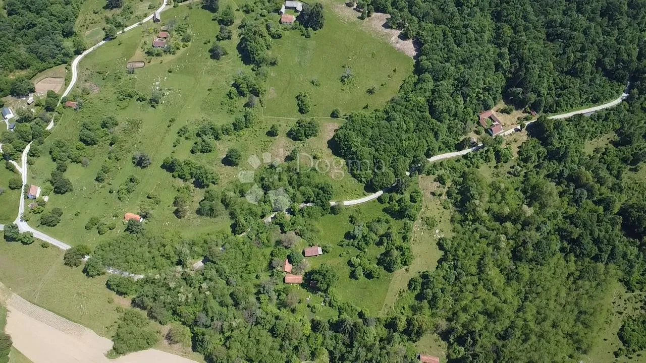 zemljište u tounju sa drvenim starinama - slika 9