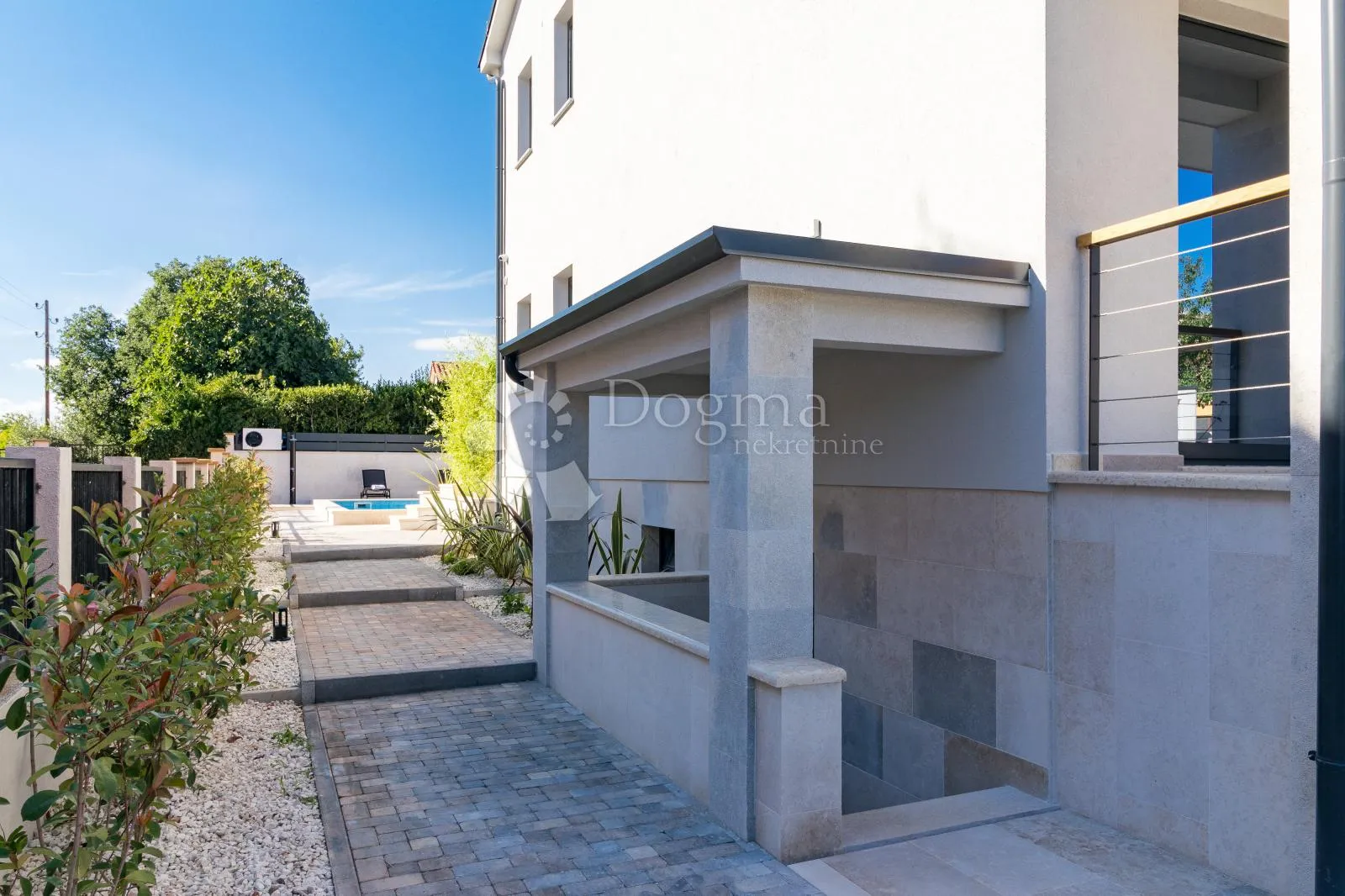 luksuzna moderna vila sa bazenom - slika 53