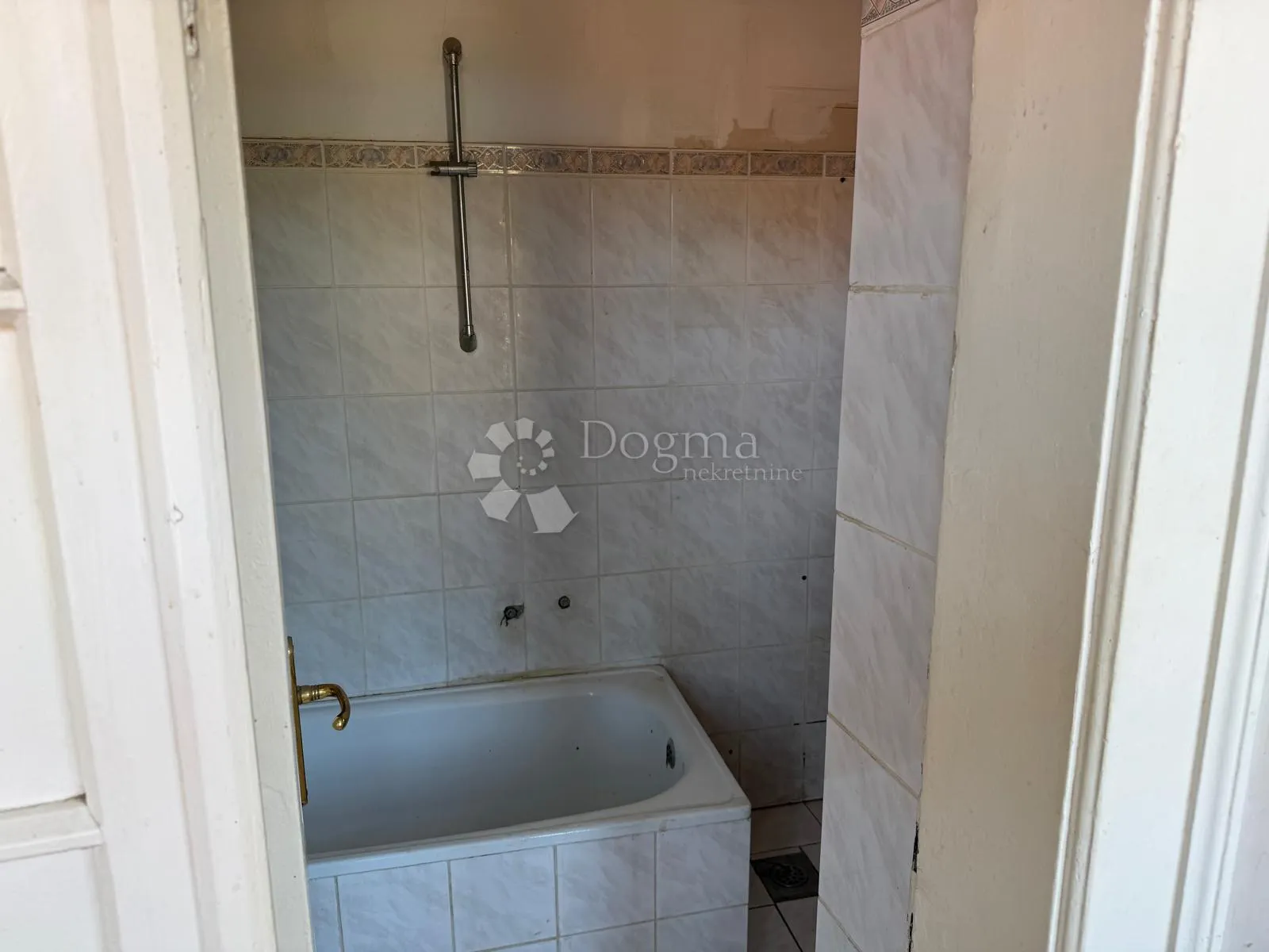stan u centru za renovaciju - investicija - slika 8