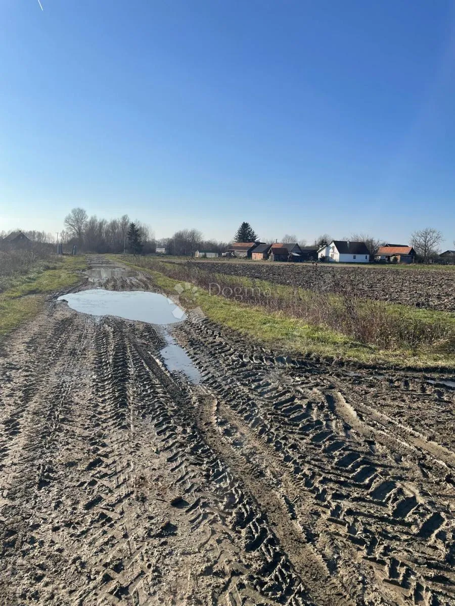 ravna parcela s pristupom s dvije strane – 3.214 m² - slika 3