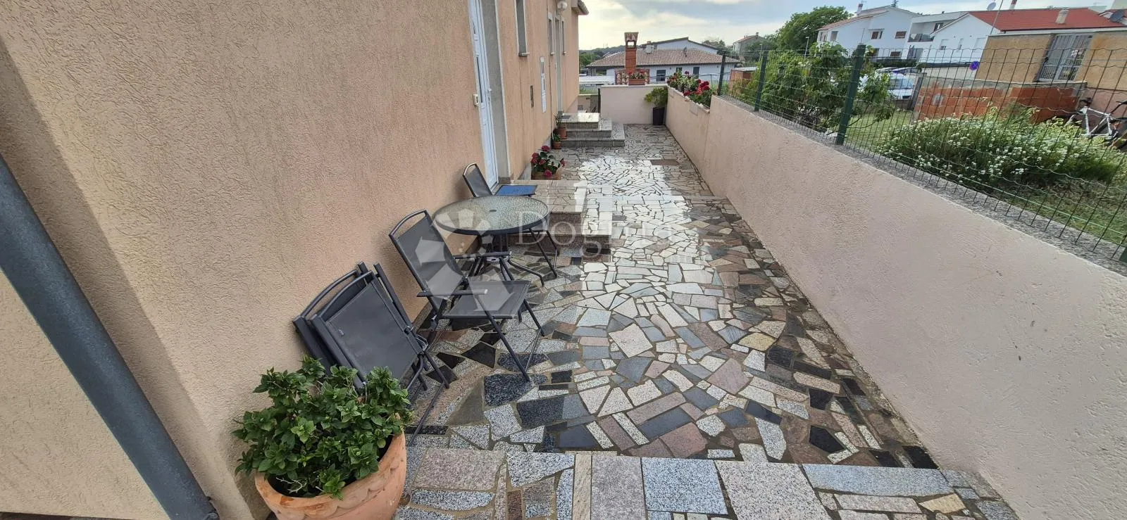 kuća sa 2 stana i bazenom - slika 99