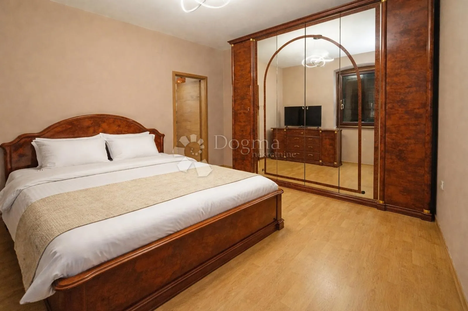 poreč centar-renovirani stan 50 m² - slika 2