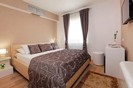 mali obiteljski hotel, prvi red do mora, vela luka - slika 9