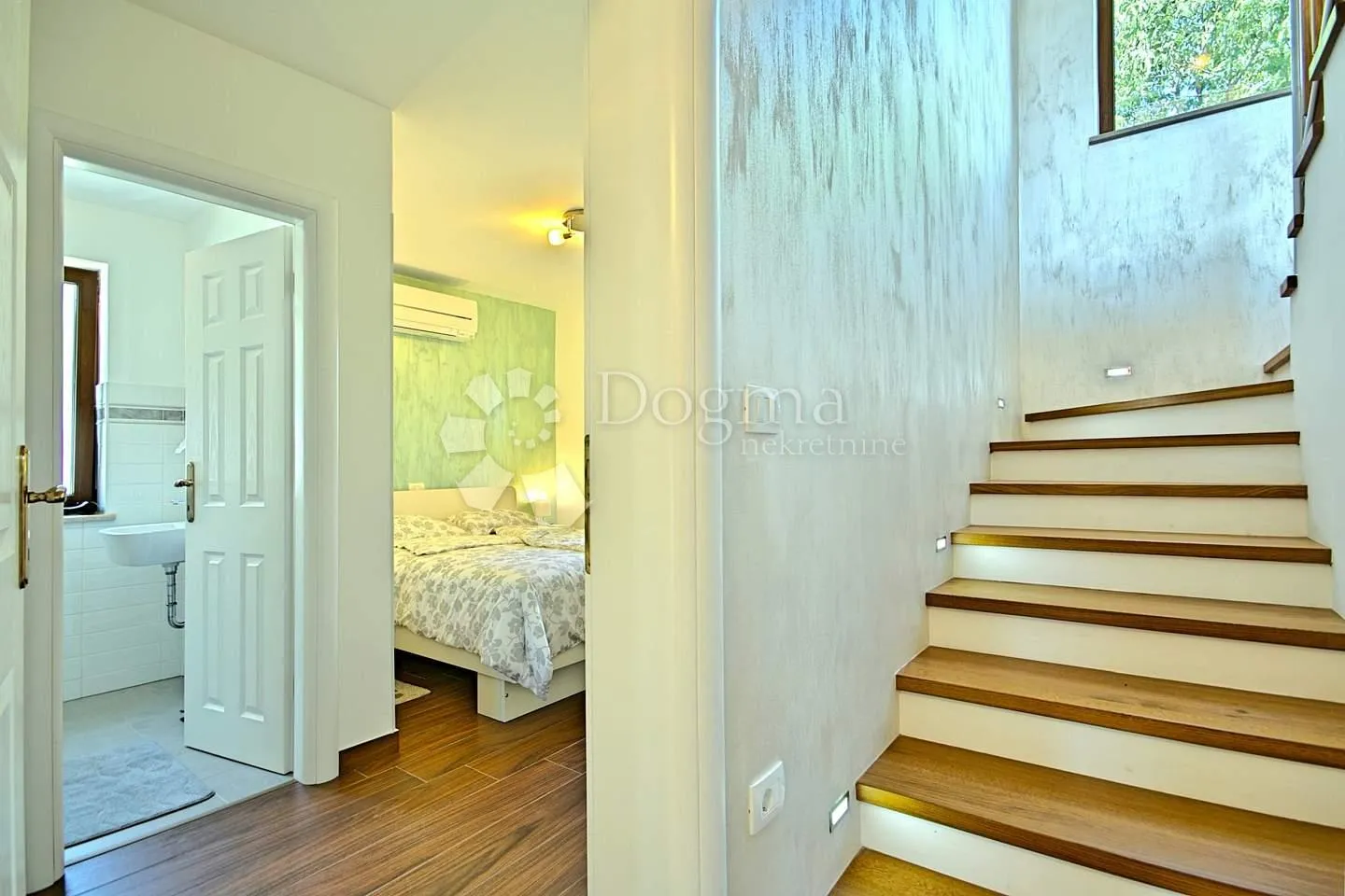 villa na rubu sela nedaleko mora - slika 8