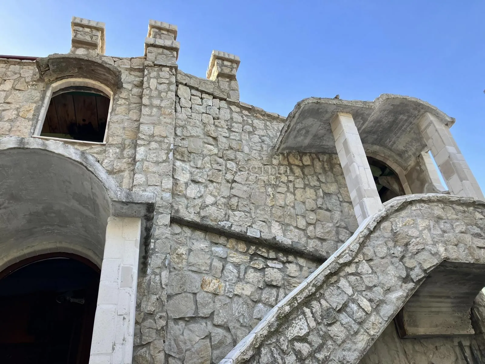 kameni ''dvorac'' s pogledom na more, omiš - slika 2