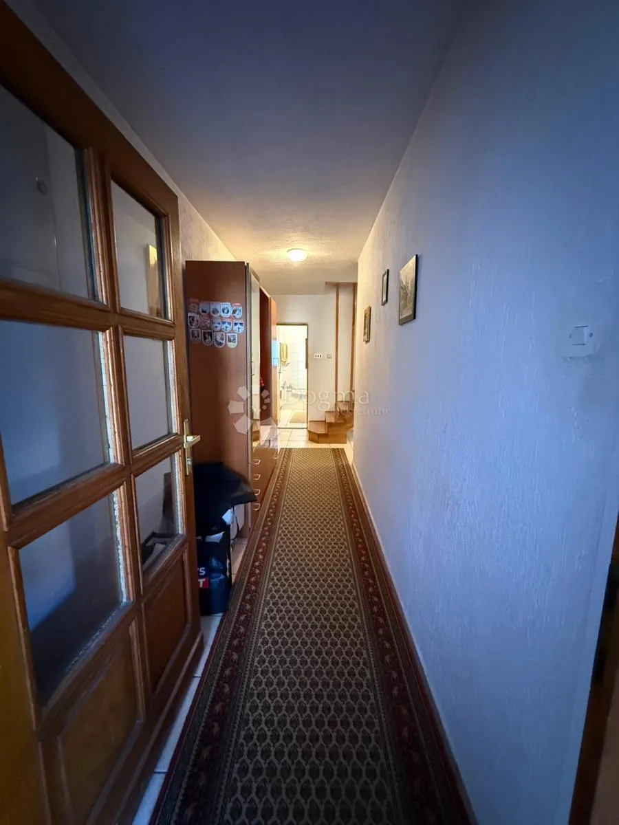 dvije kuće sa gospodarskim objektom na atraktivnoj lokaciji - gospić centar - slika 9