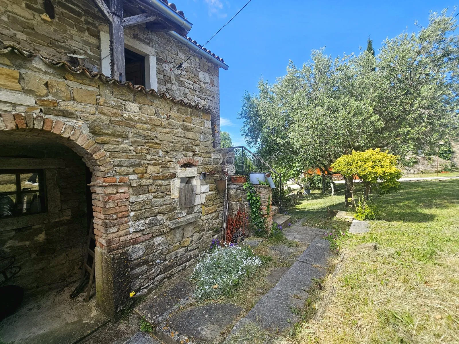 istarska autohtona kućica na brdašcu - slika 2
