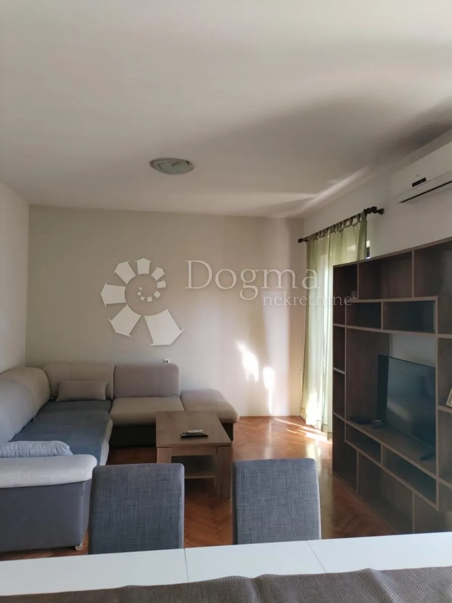 bilice- prostrani dvoetažni stan 4 spavaće - slika 12