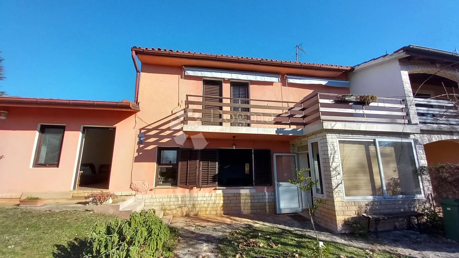 prostrana kuća s dva apartmana u mirnom okruženju blizu brtonigle - slika 20
