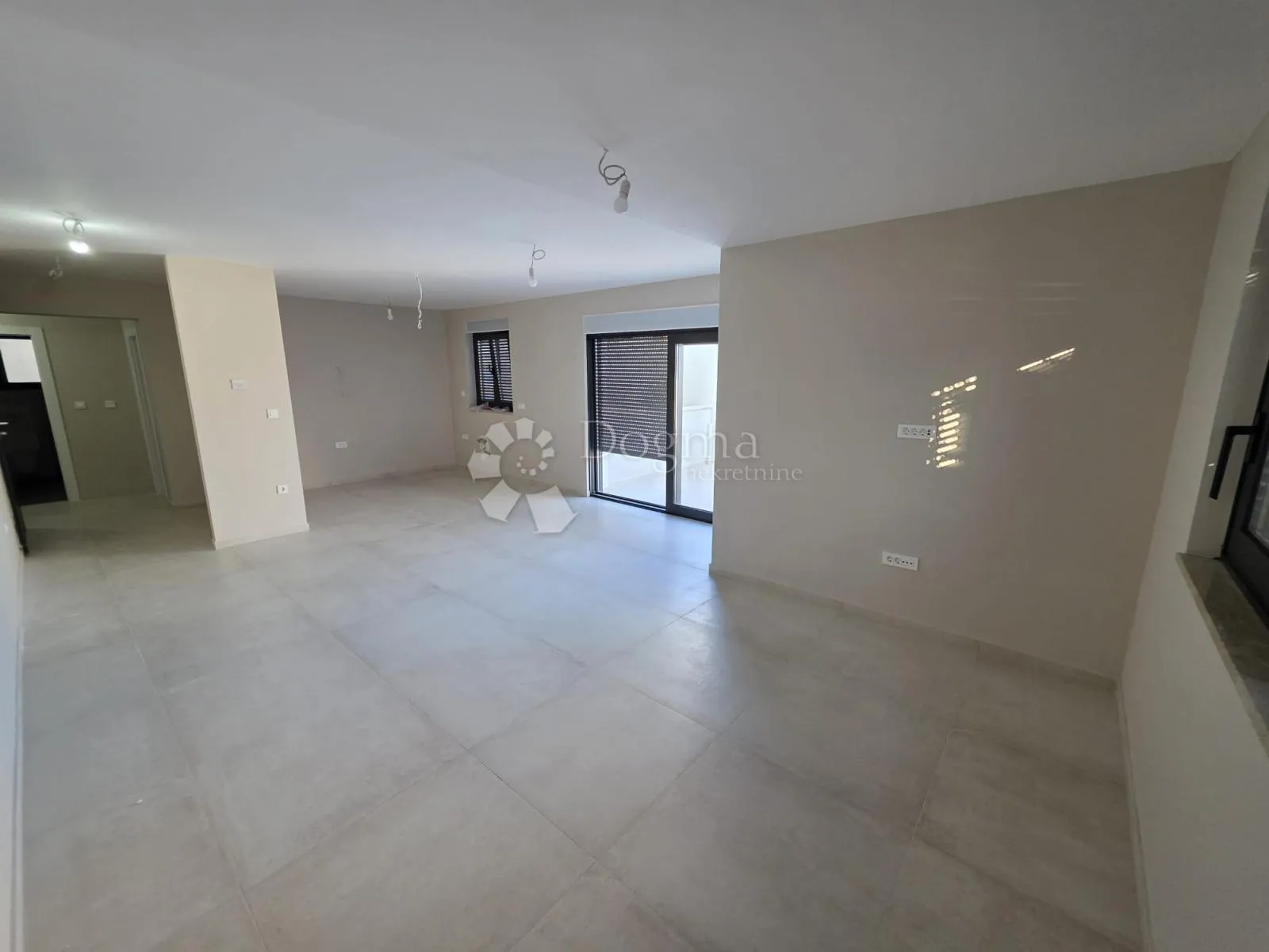rogoznica- prizemlje u novogradnji 70m od mora - slika 8