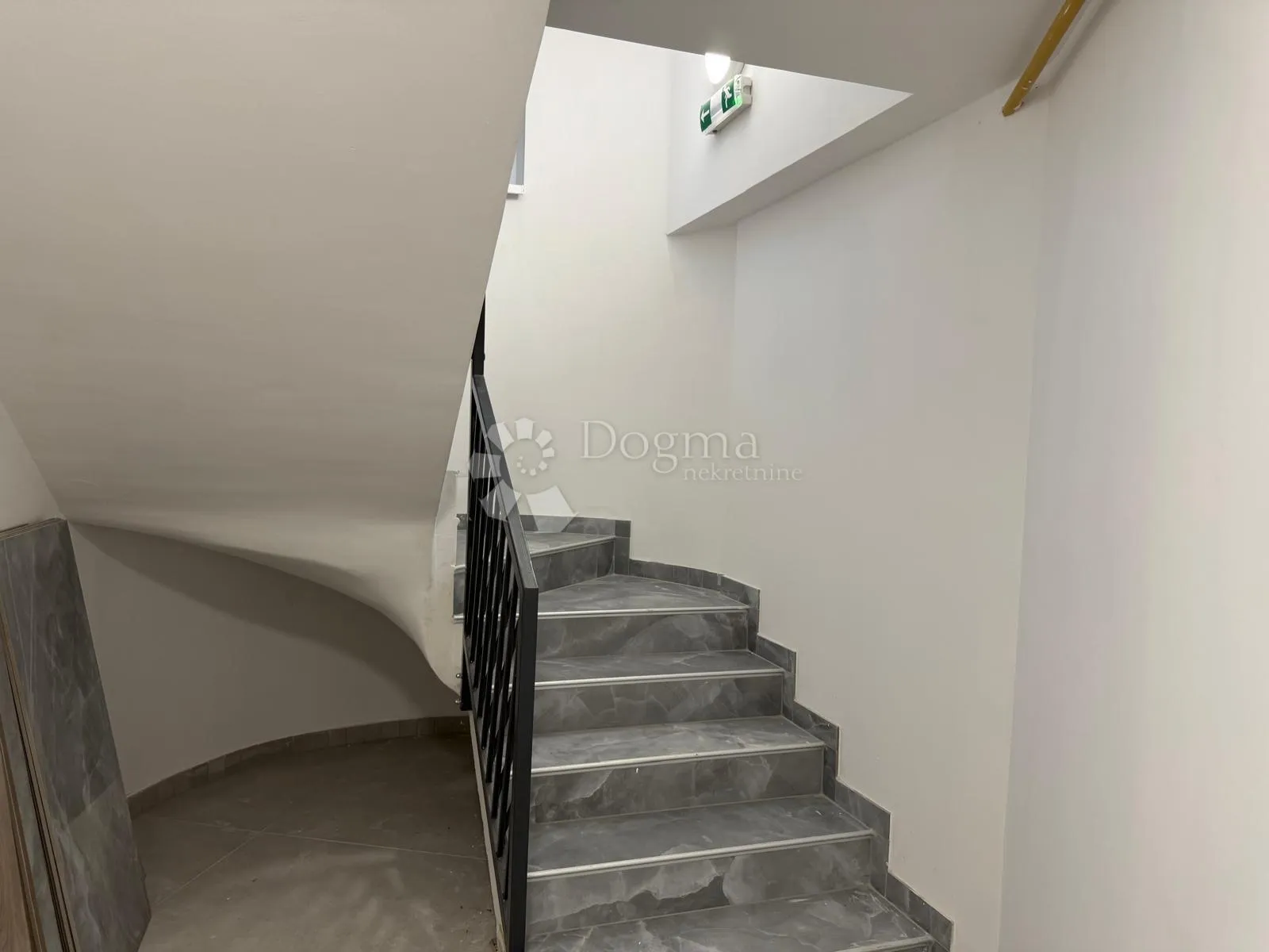 novi trosobni stan sa dvorištem - slika 14