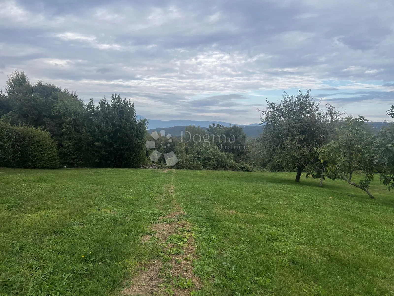 ruševina u nizu sa pogledom - slika 4