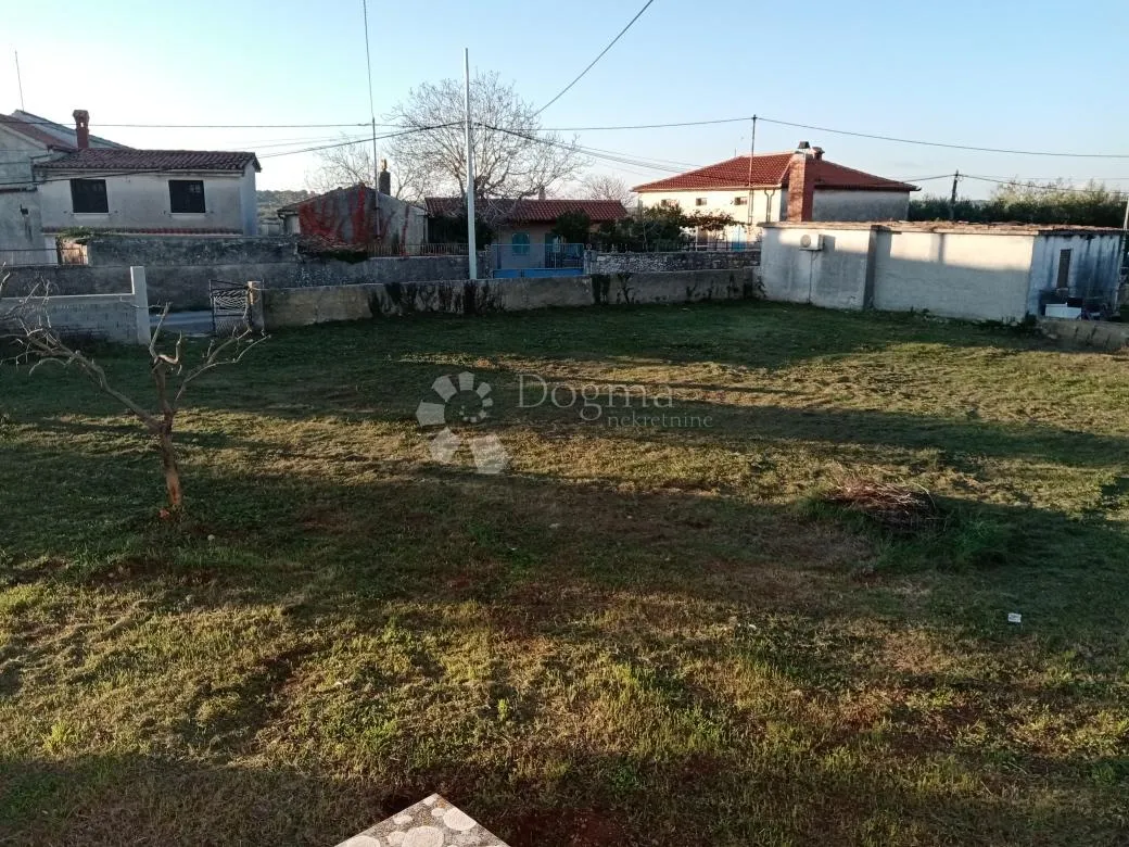 kuća s bazenom i velikom građevinskom parcelom - slika 13