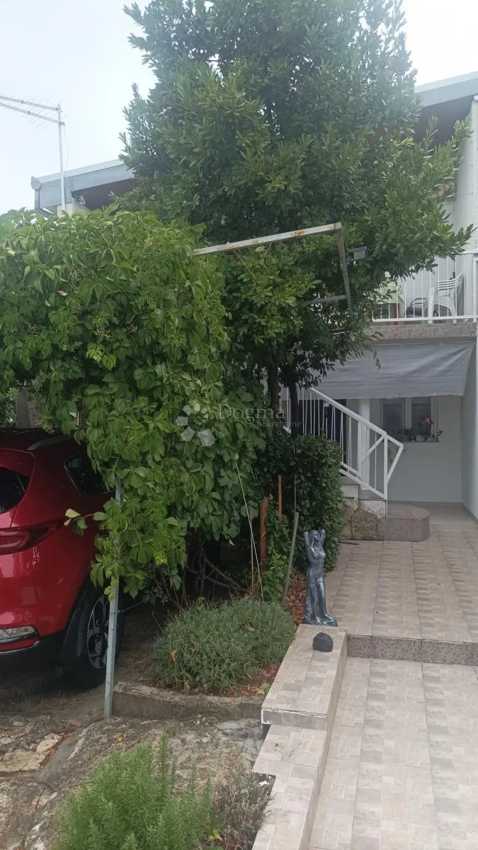 obrovac 2 apartmana 6sb + 2db ogromna okućnica - slika 18