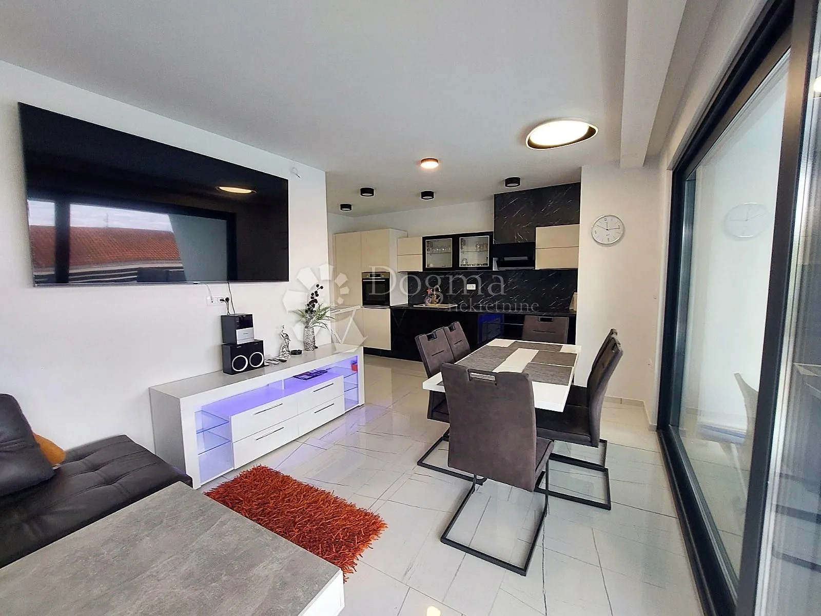 eksluzivan apartman u prizemlju sa bazenom, 70m od mora - slika 12