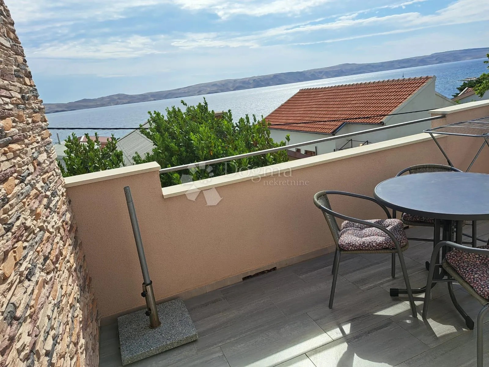 apartman uz more s pogledom namješten - slika 2
