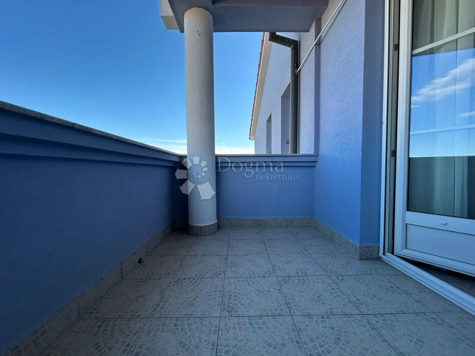 stan 130m2 - 2 stambene jedinice + terasa + parking - slika 17