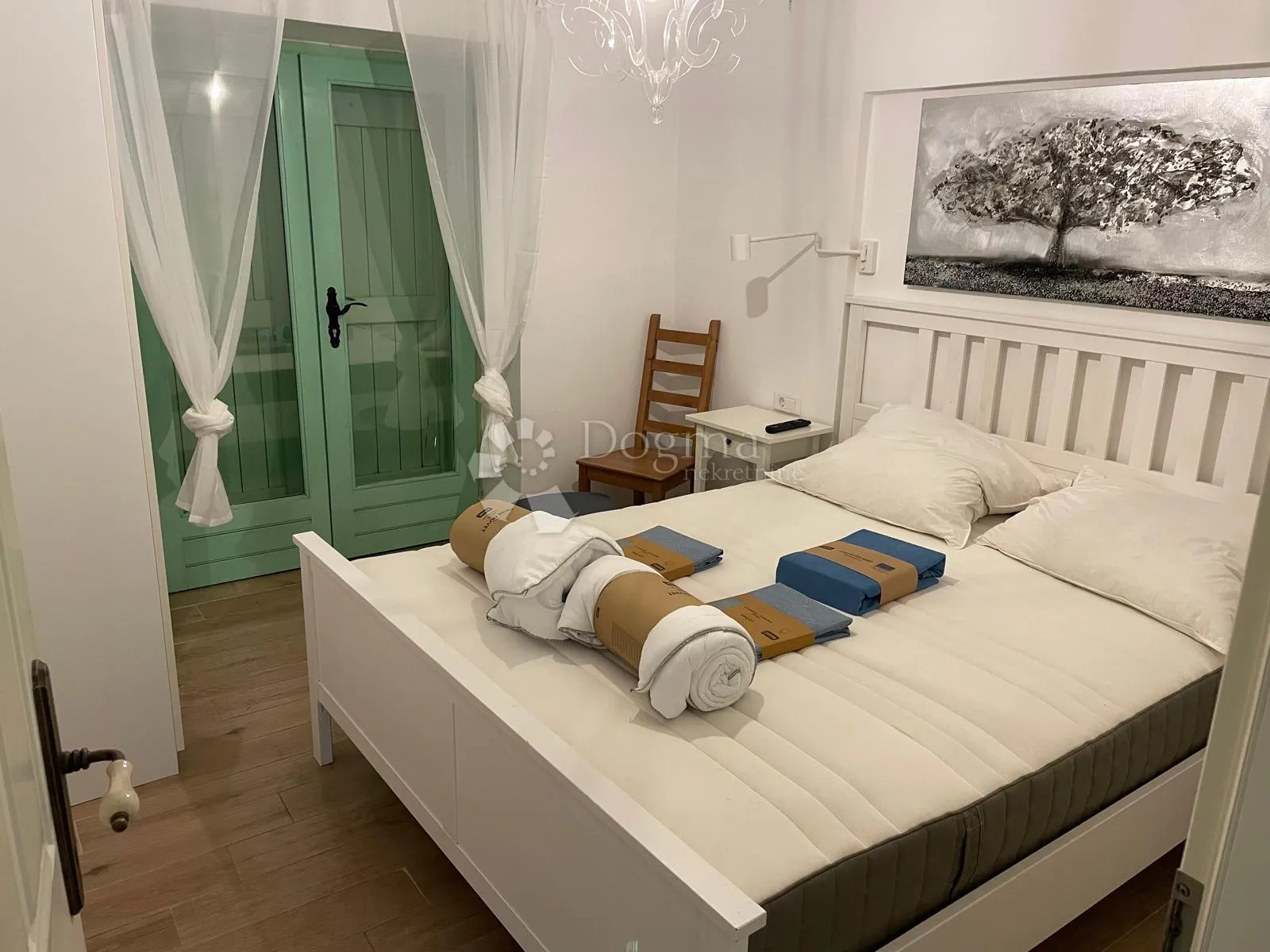 kuća sa bazenom, okružena zelenilom - slika 10