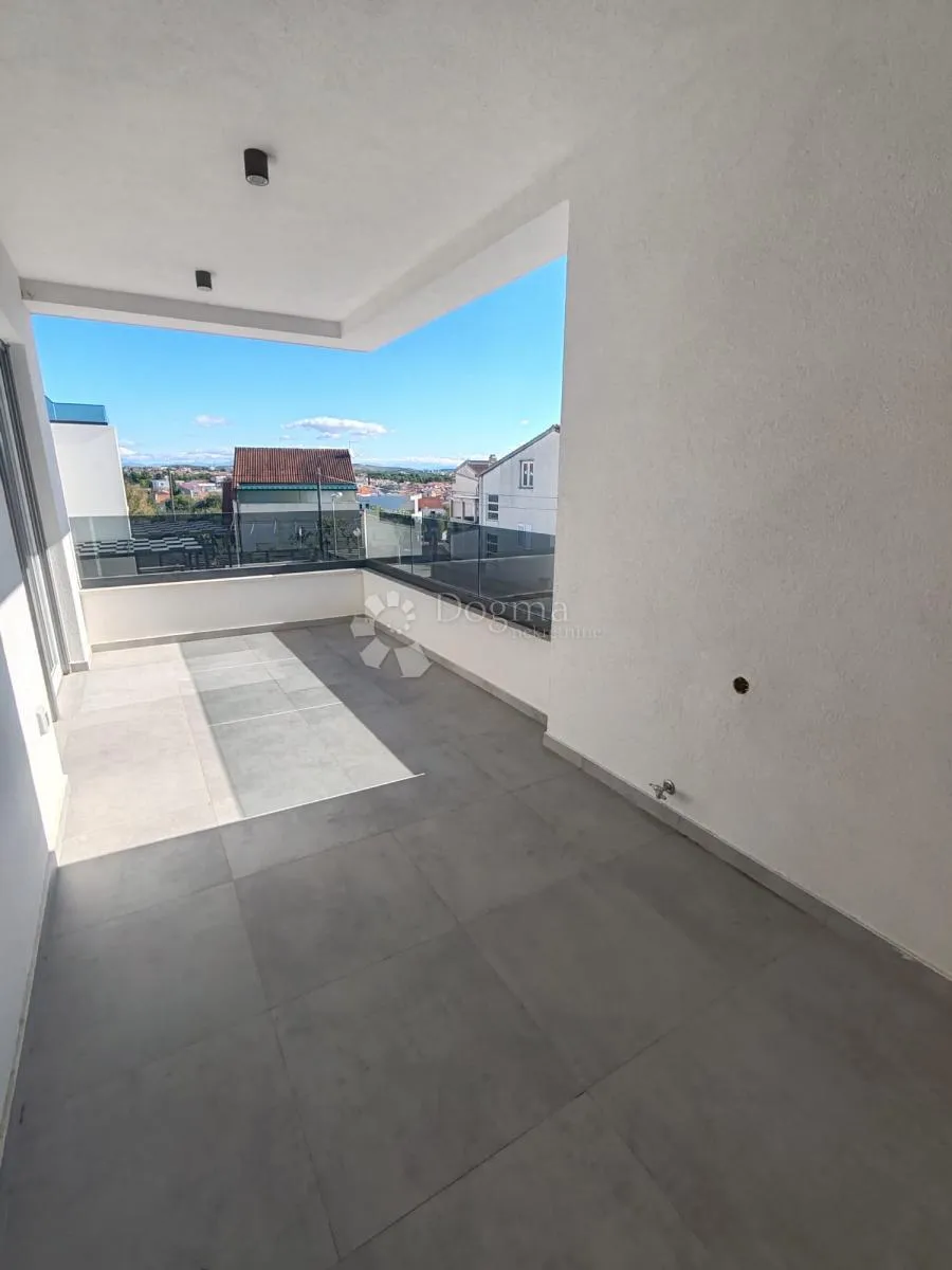 vodice - novoizgrađena, atraktivna kuća s bazenom - slika 32