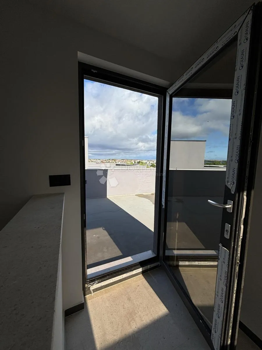 prodaje se luksuzni apartman na otoku viru, 100 m od mora - slika 11