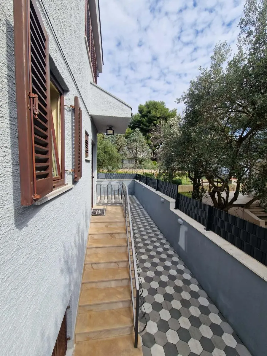 kuća s 4 apartmana - drugi red od mora - slika 91