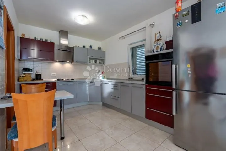 srdoči-240m2 više parkirna mjesta,okućnice 931m2 - slika 3