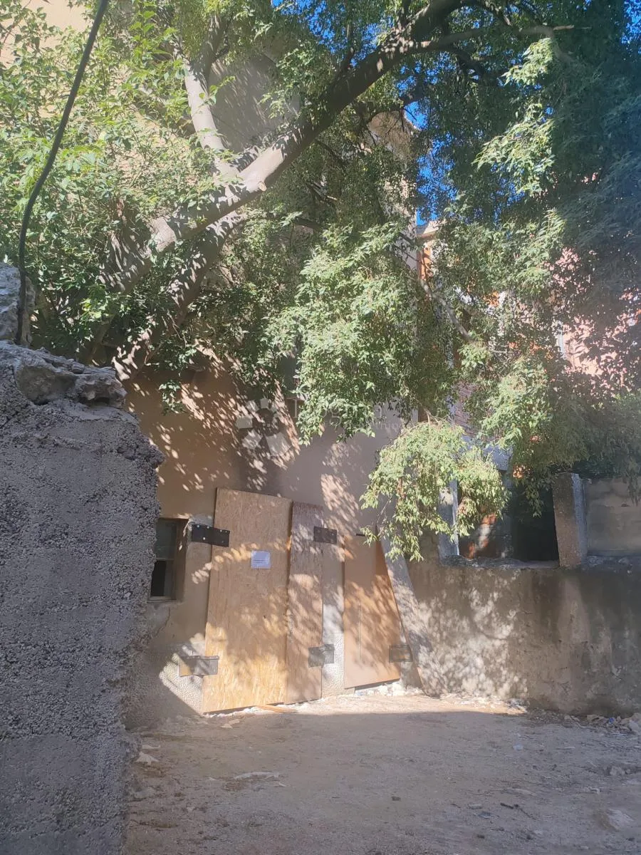 šibenik - dva stana za adaptaciju u kući - slika 7
