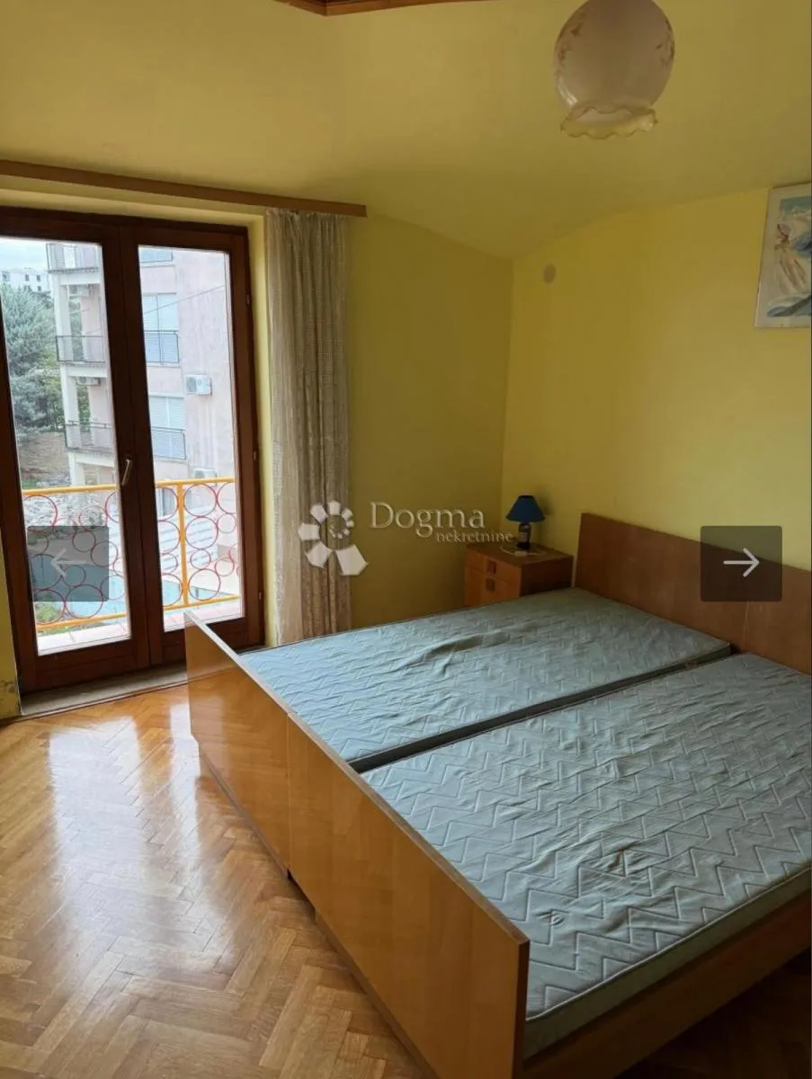kuća s 5 stanova, bazenom i pogledom na more – murter - slika 19