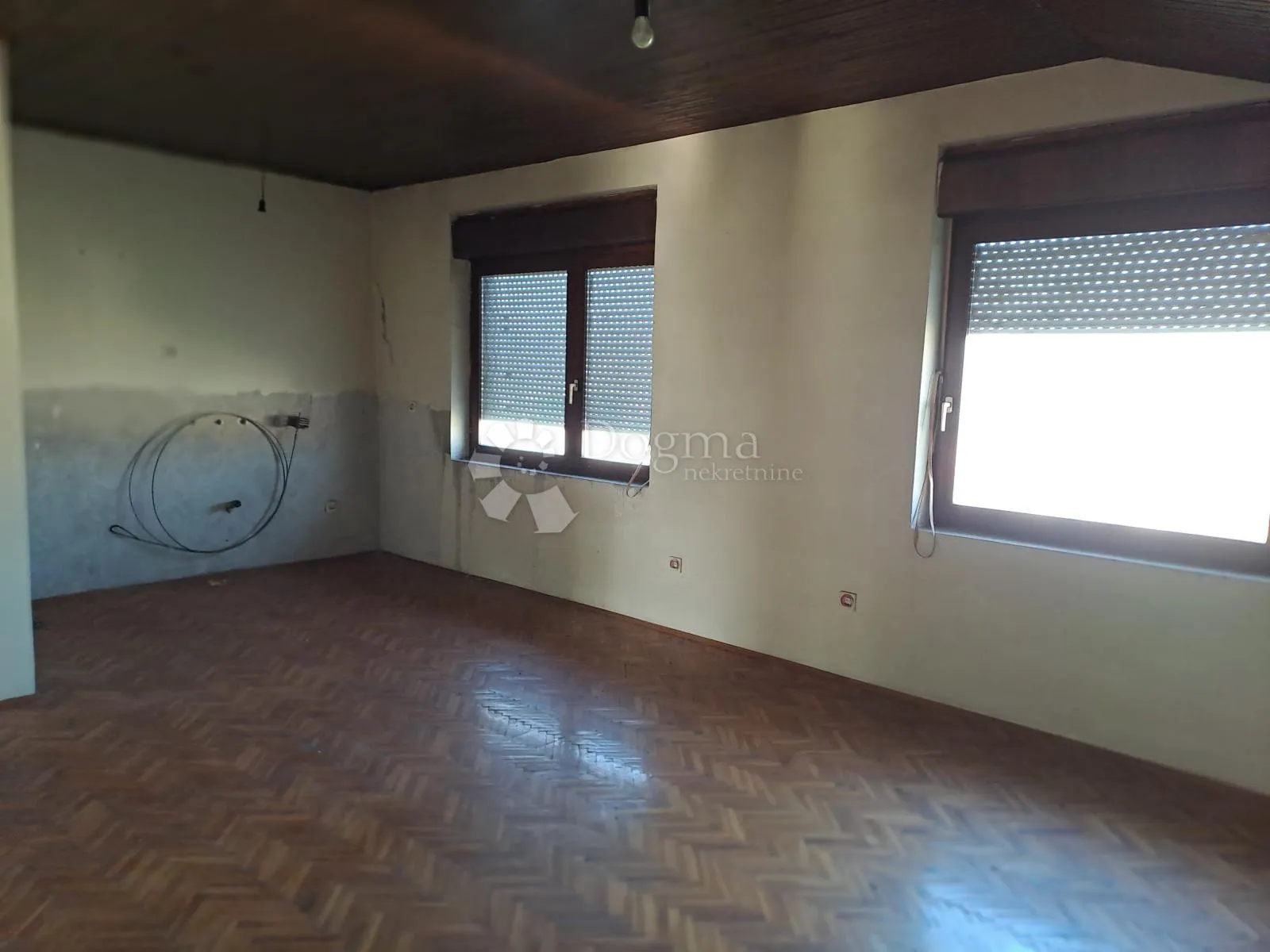 velika kuća na odličnoj lokaciji - slika 12