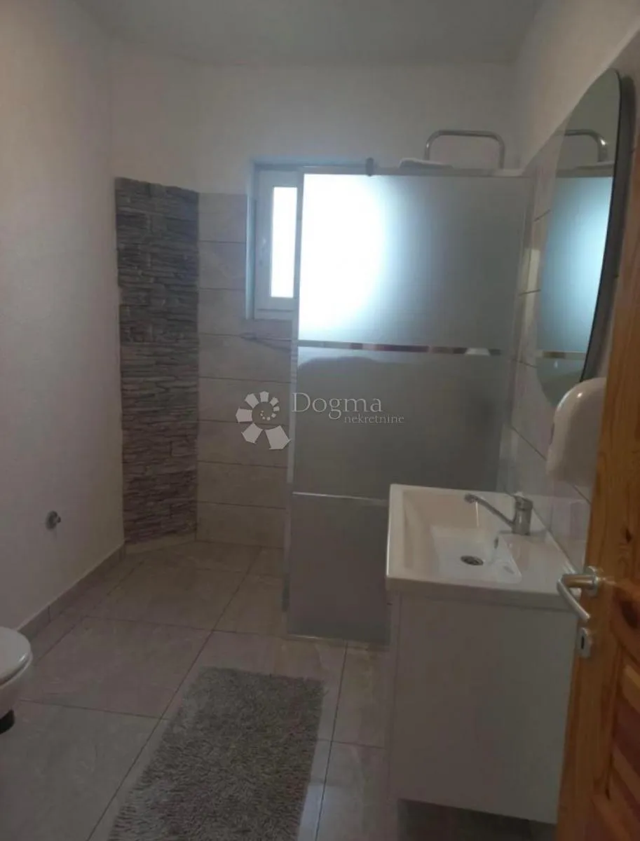 imanje kuće pomoćni objekti i zemlja 10000 m2 - slika 40