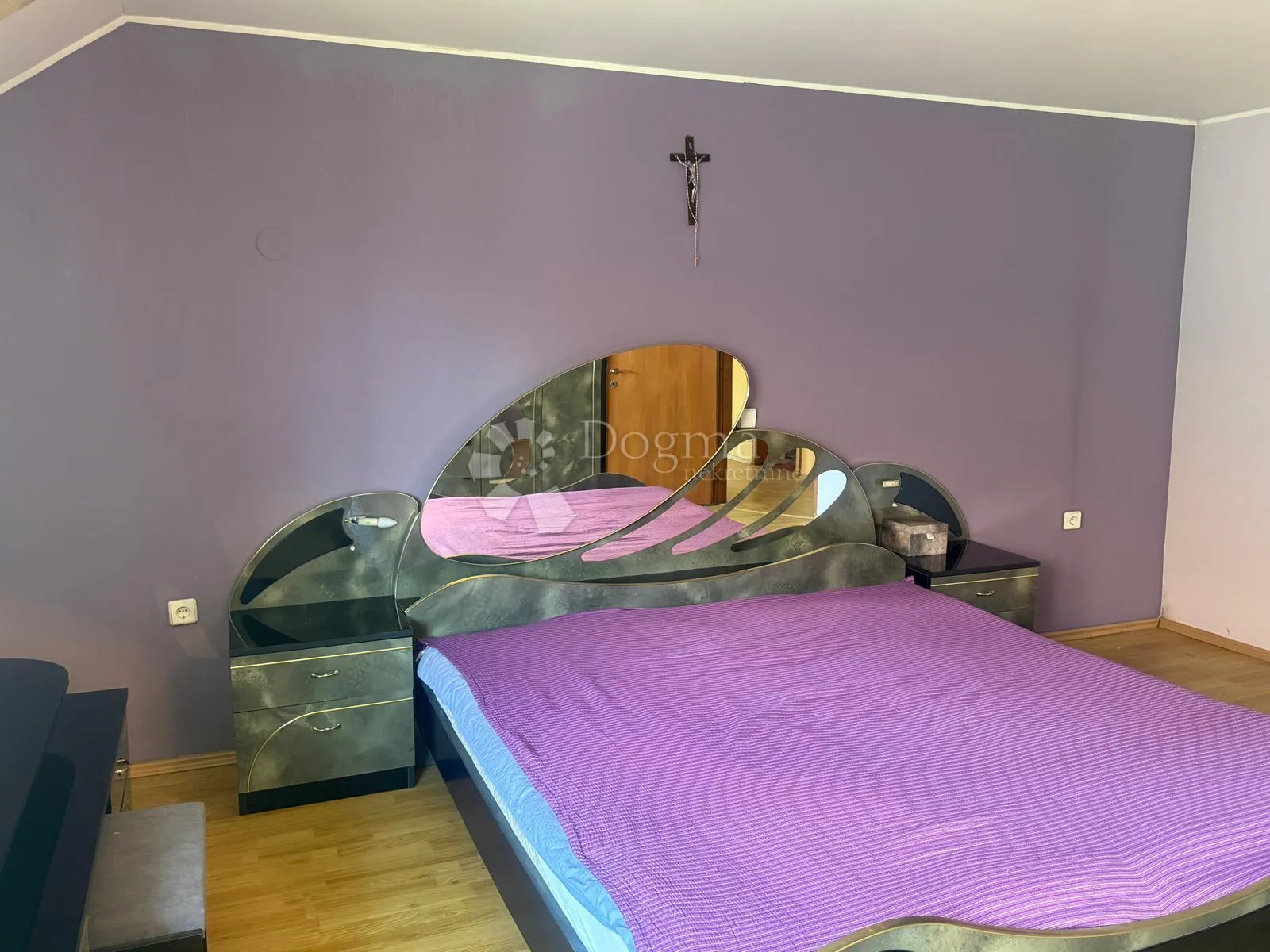 prostrana kuća s dvije stambene jedinice - slika 19