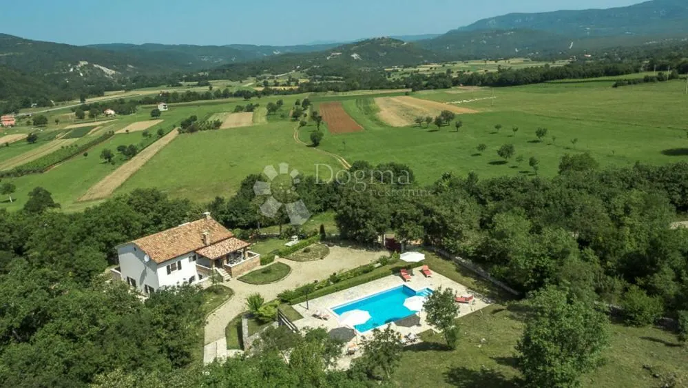 prekrasna istarska villa s bazenom na prostranoj okućnici - slika 2