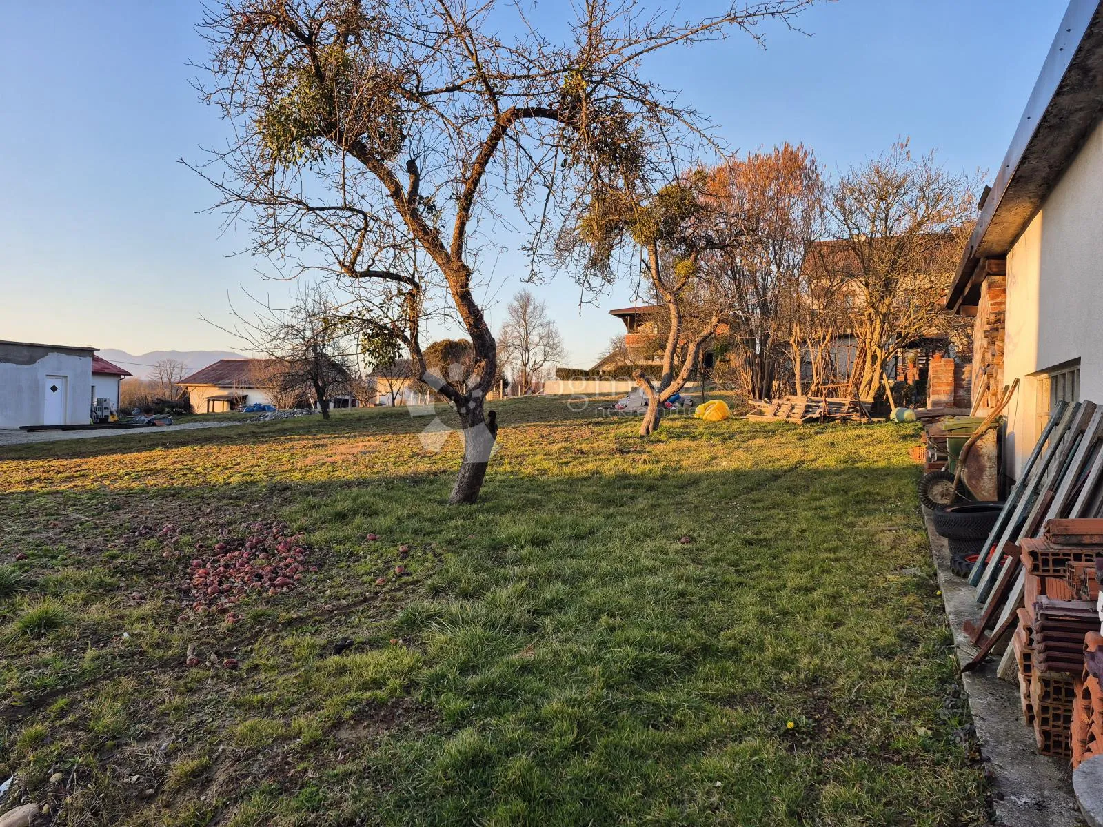 katnica s prostranim građevinskim zemljištem u samom centru konjščine – odlična prilika za dom ili investiciju - slika 5