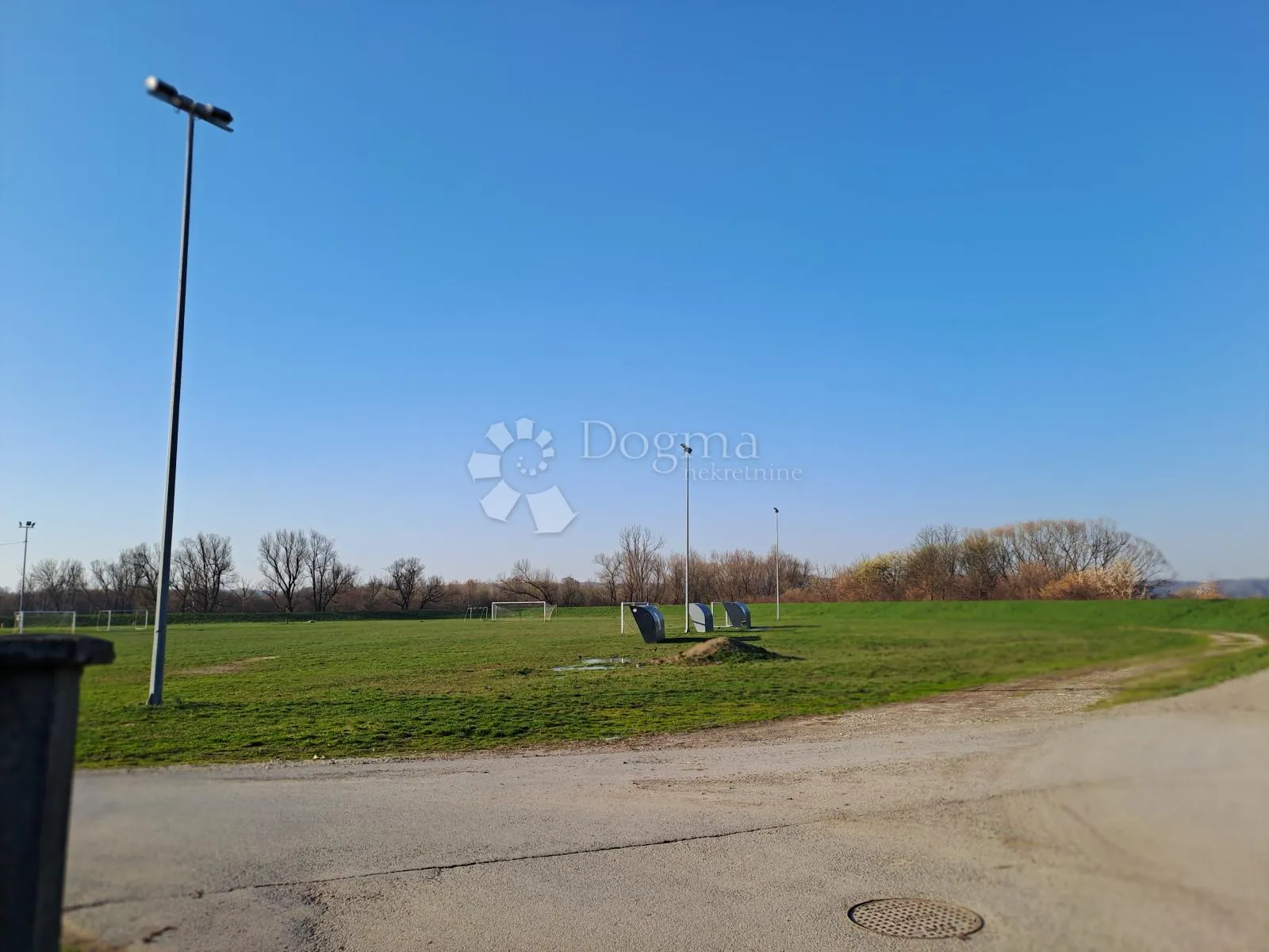 velika kuća na odličnoj lokaciji - slika 29