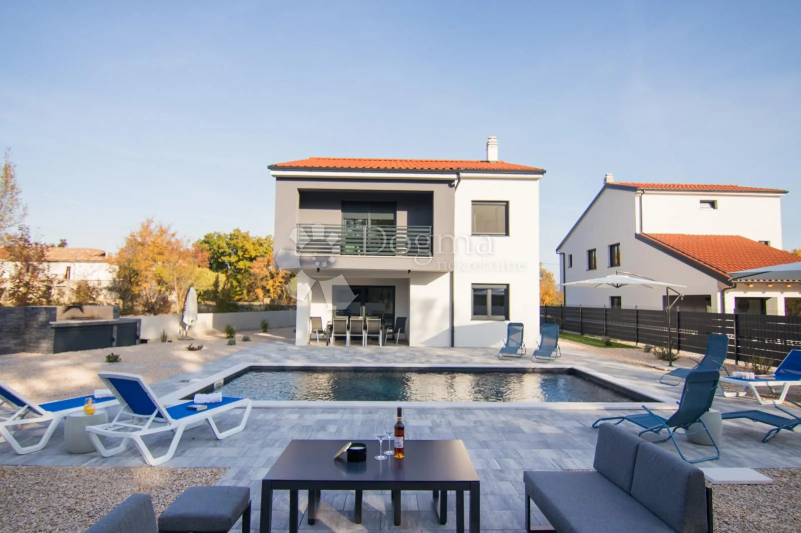 luksuzna moderna villa na mirnoj lokaciji - slika 7