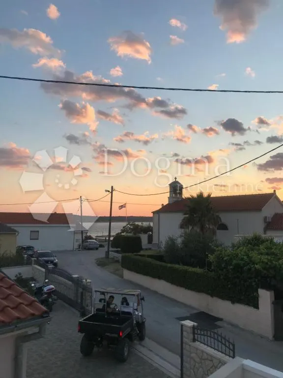 ljubač - kuća s pet stambenih jedinica - slika 3