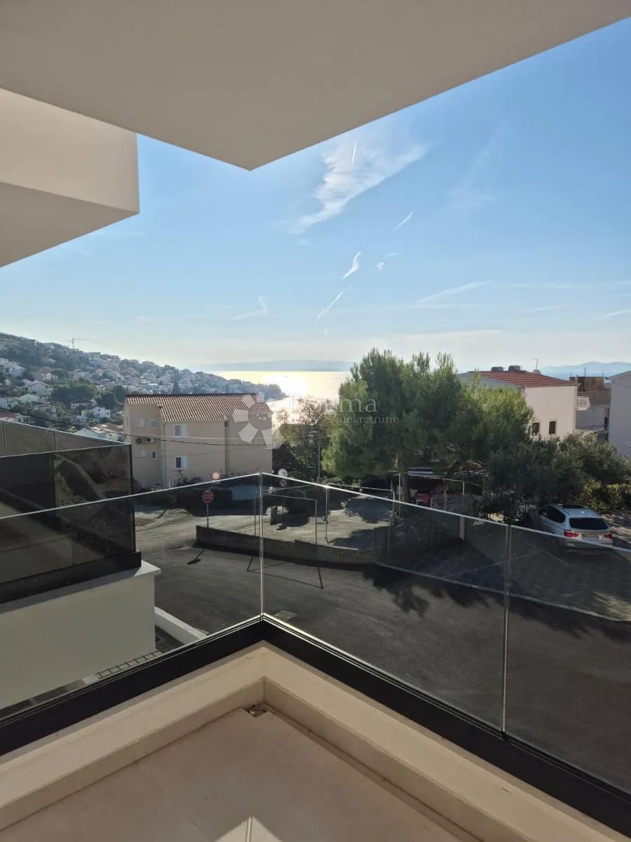novogradnja – moderan stan (s8) s balkonima i pogledom na more, manje od 150 m od plaže – okrug gornji - slika 1
