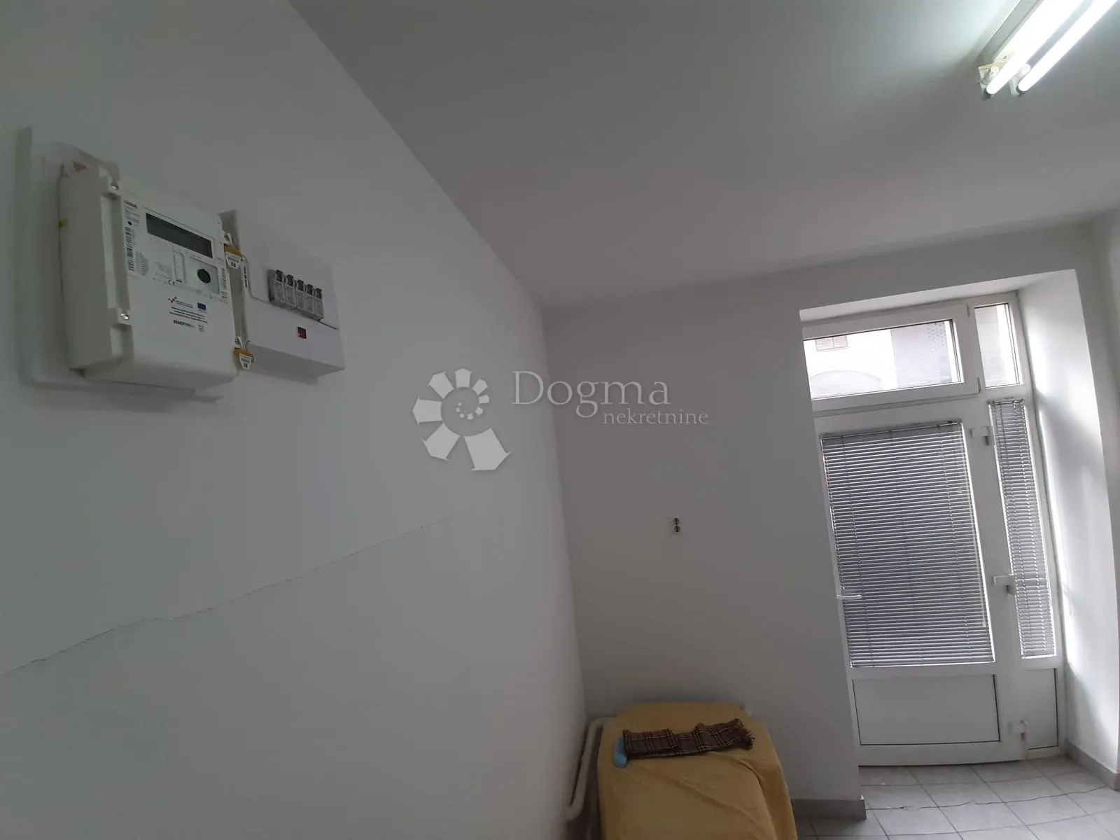 ulični lokal 16 m² - medvedgradska, centar - zakup/najam - slika 6