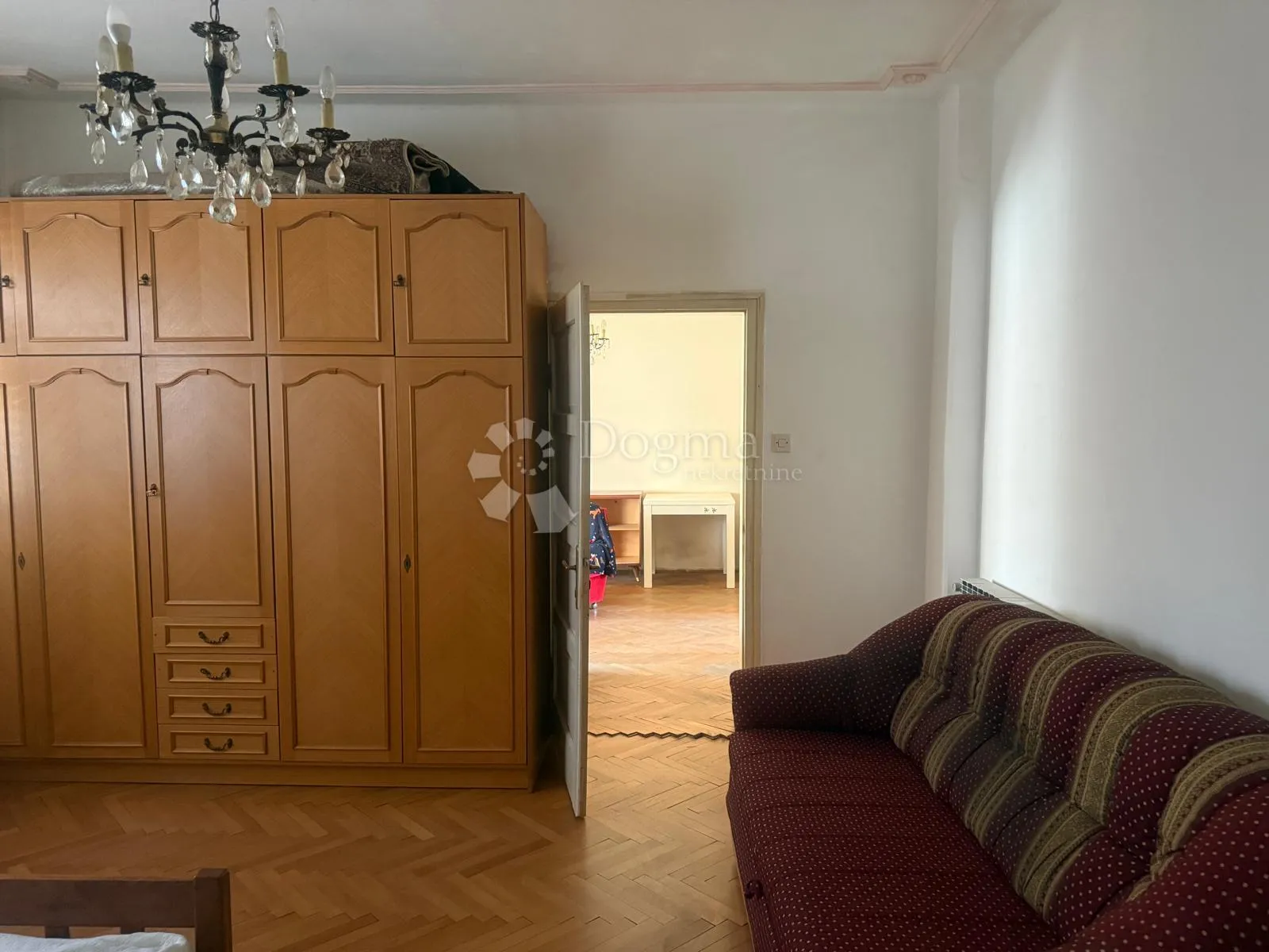 kuća s tri odvojena stana - slika 33