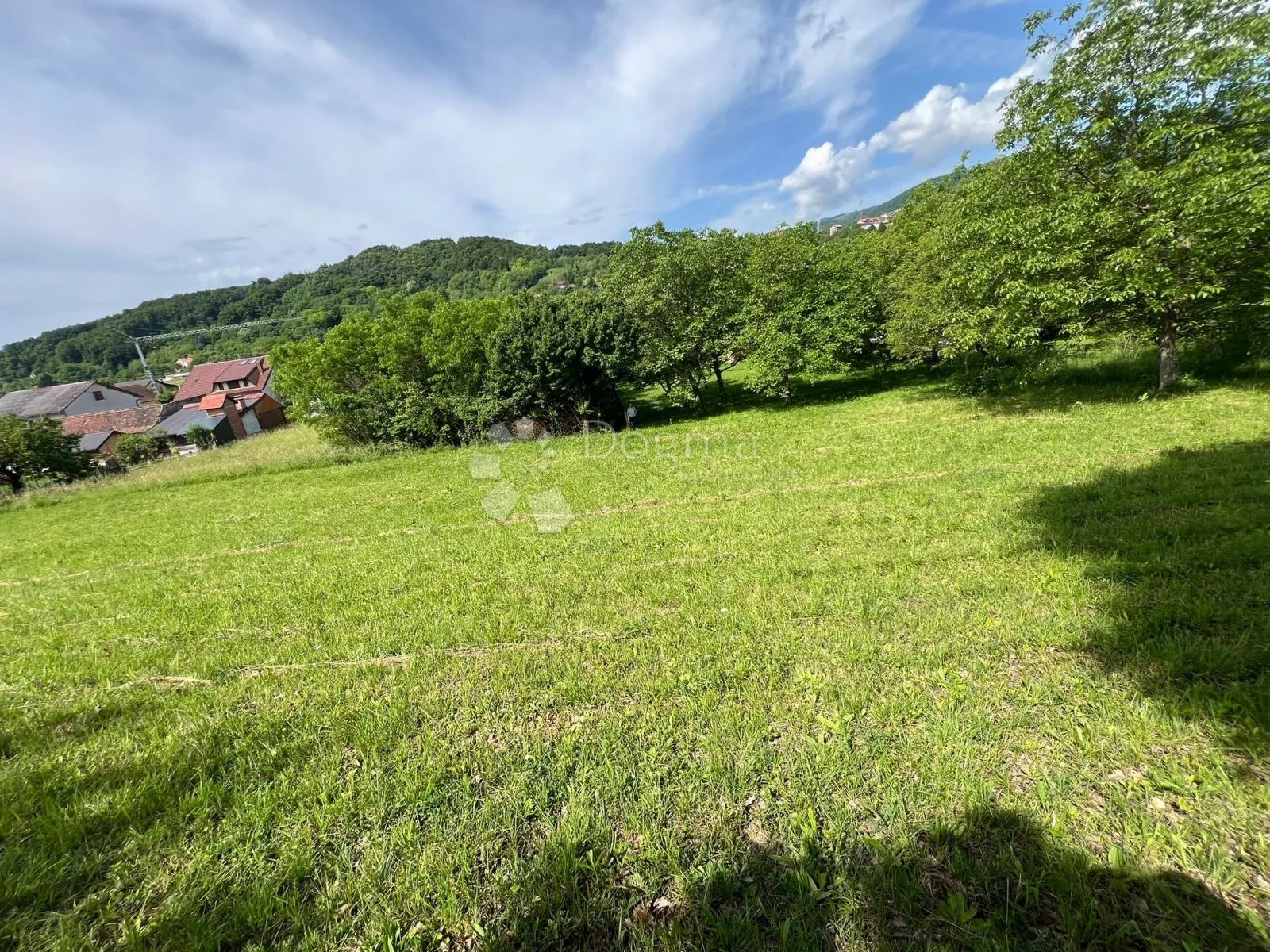 građevinsko zemljište s priključcima uz glavnu cestu 1750m2 - slika 6